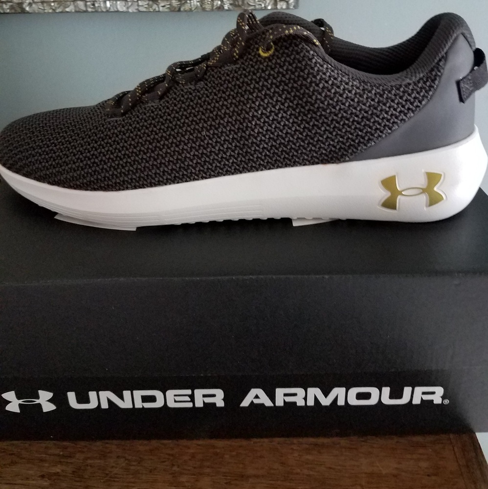 NIB Under Armour Men's UA RIPPLE MTL Sz 11 L@@K!